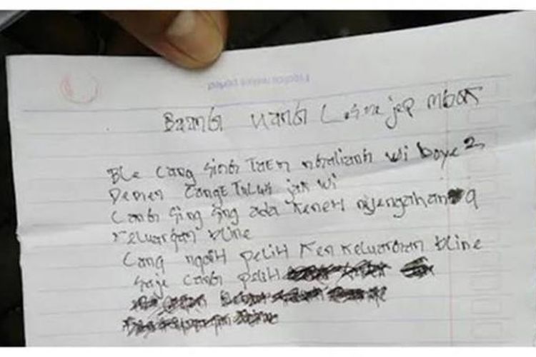 Asih (38) dan Pratiwi (18) ditemukan tewas tenggelam di Danau Batur, Bangli, Bali, Senin (13/1/2017), dalam keadaan terikat dengan selendang berwarna hijau. Diduga, keduanya bunuh diri karena cintanya tak direstui. Hal ini terungkap dari sepucuk surat wasiat yang ditulis oleh Pratiwi dan ditinggalkan di dalam mobil Asih. Foto ini telah tayang di Tribun Bali.