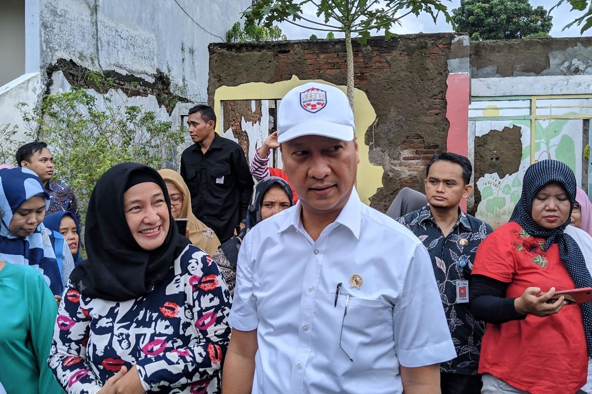 Menteri Perindustrian Agus Gumiwang saat memberikan bantuan alat industri kecil menengah yang terdampak banjir di Kota Tangerang, Kamis (9/1/2020)