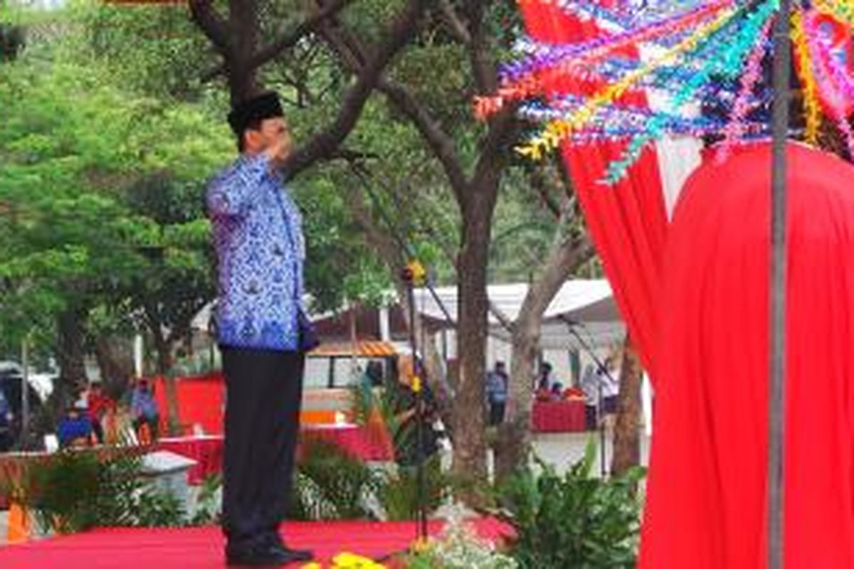 Gubernur DKI Jakarta Basuki Tjahaja Purnama memimpin apel peringatan Hari Sumpah Pemuda, di Lapangan IRTI Monas, Jakarta, Rabu (28/10/2015).