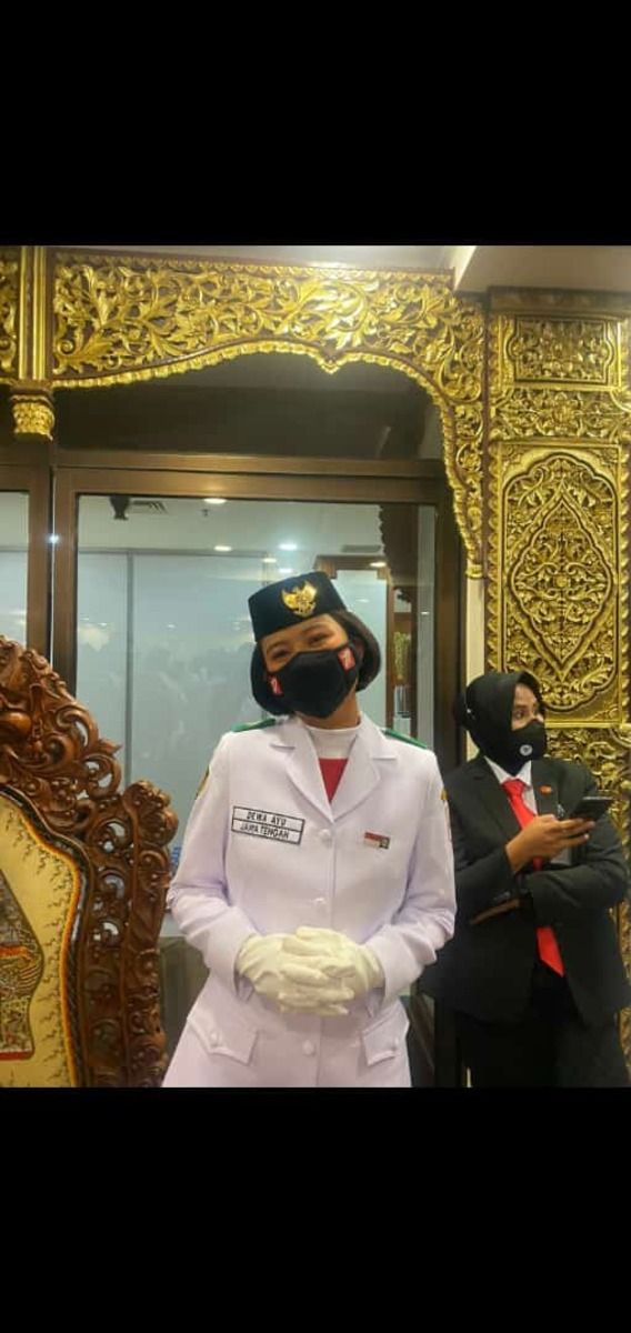 Puluhan Guru SMAN 2 Kudus Menangis Menyaksikan Firsty Jadi Pembawa Bendera di Istana Negara