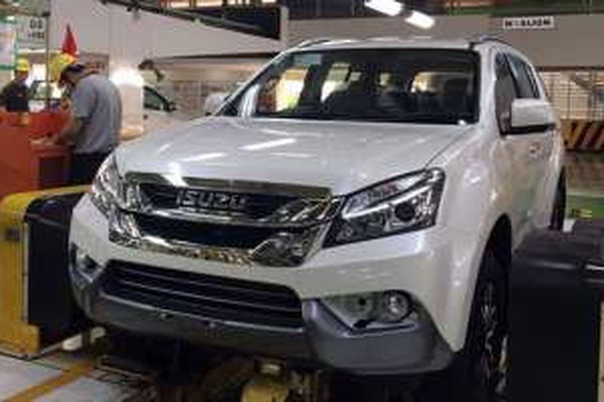 Proses perakitan Isuzu MU-X di pabrik Samrong, Thailand.