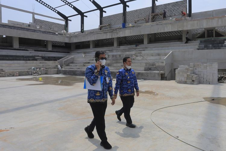 Wali Kota Tangerang Arief R Wismansyah sedang melakukan peninjauan terhadap pembangunan GOR Green Lake City (GLC) di Kelurahan Gondrong, Cipondoh, Senin (17/10/2022). GOR Green Lake City direncanakan akan menjadi salah satu venue untuk kegiatan Porprov Banten 2022 pada November mendatang.