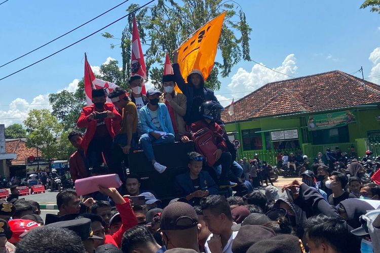 Aksi mahasiswa Pamekasan di depan kantor DPRD Pamekasan Kamis (14/4/2022) menuntut subsidi minyak goreng dan pengaturan penggunaan BBM.