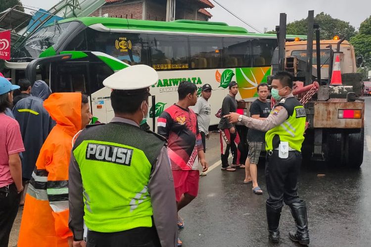Petugas Satlantas Polres Semarang mengamankan lokasi kecelakaan