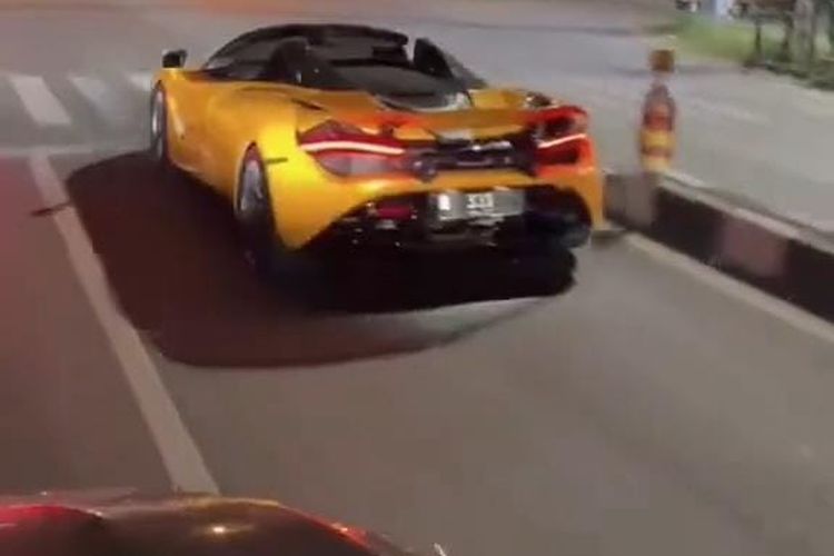 Viral Video Detik-detik Supercar McLaren 720S Andra ST Oleng lalu Tabrak Tiang di Sukoharjo