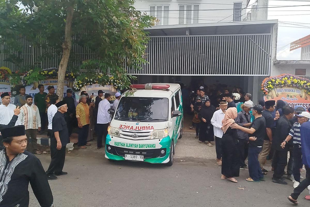 Jenazah Emilia Contessa diberangkatkan dari rumah duka untuk dishalatkan di masjid Al Hadi Banyuwangi, Selasa (28/1/2025) 
