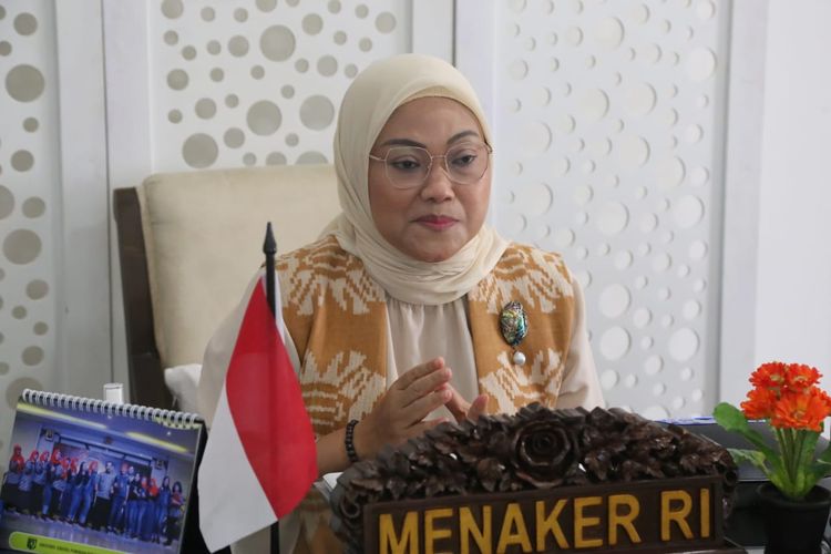 Menteri Ketenagakerjaan Ida Fauziyah memberikan sambutan secara virtual dalam peringatan Hari Pekerja Migran Internasional, Jakarta, Jumat (18/12/2020).