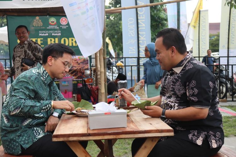 Kanjeng Gusti Pangeran Adipati Arya (KGPAA) Mangkunegaran X Bhre Cakrahutomo Wira Sudjiwo bersama Bupati Blora H Arief Rohman menikmati sate khas Blora di acara Mangkunegaran Makan-Makan