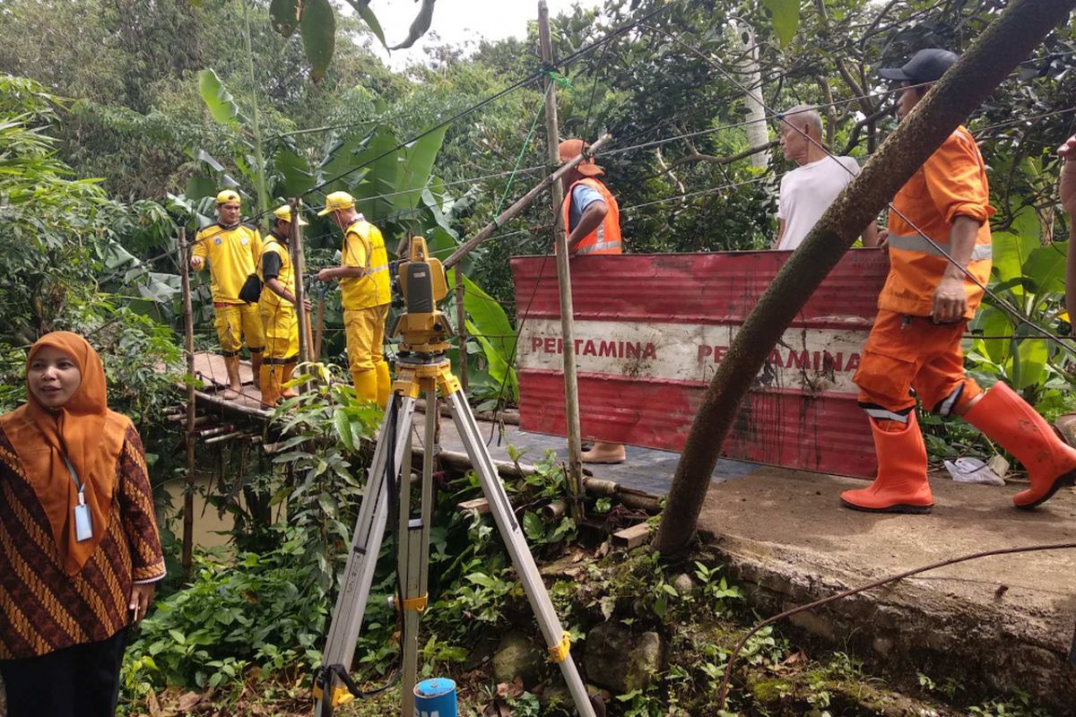 Perbaikan jembatan gantung di Jagakarsa, Jakarta Selatan, Rabu (25/1/2018).