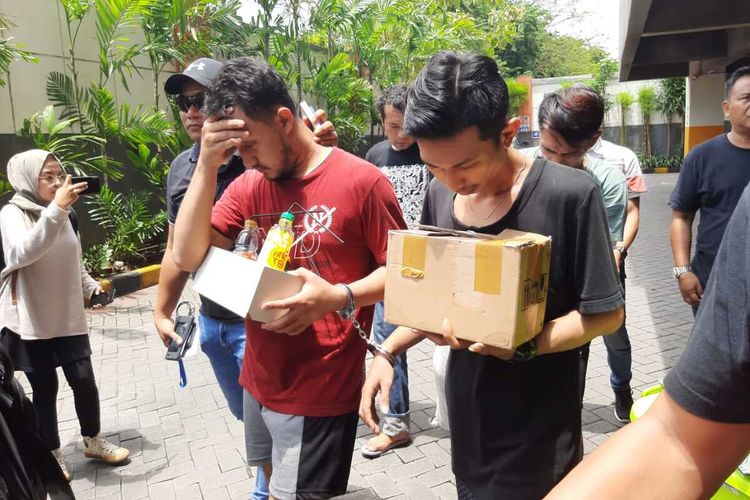 Operator home industri ganja sintetis digelandang dari Apartemen High Point Surabaya, Jumat (7/2/2020)