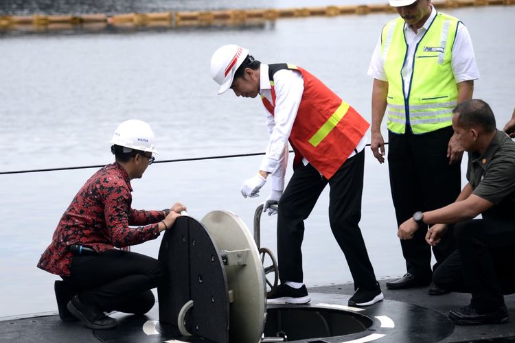 Presiden Joko Widodo mengunjungi PT PAL Indonesia (Persero) di Kota Surabaya, Jawa Timur Senin, (27/1/2020). Pada kesempatan tersebut, Presiden meninjau langsung kapal selam KRI Alugoro-405.