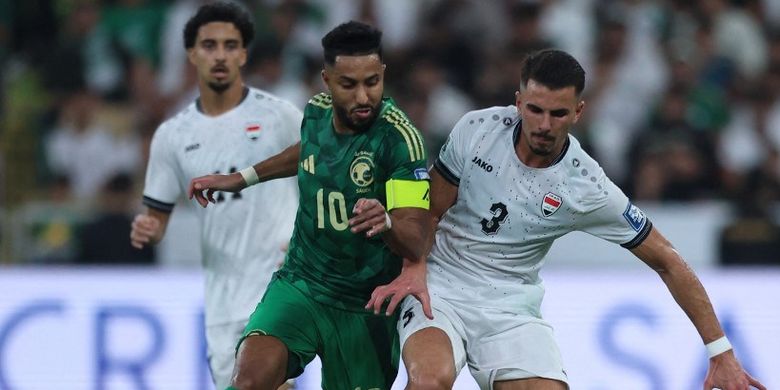 Pemain Arab Saudi #10 Salem al-Dawsari dikawal oleh bek Irak #3 Hussein Ali selama pertandingan sepak bola Kualifikasi Piala Dunia 2026 Zona Asia antara Arab Saudi vs Irak di King Abdullah Sports City di Jeddah pada 14 Oktober 2025.
