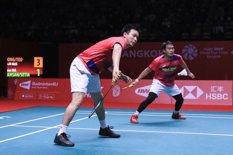 Aksi Mohammad Ahsan/Hendra Setiawan saat berlaga pada BWF World Tour Finals 2022 di Nimbutr Arena, Bangkok, Thailand, Sabtu (10/12/2022). Terkini, Ahsan/Hendra kalah dari Liu Yu Chen/Ou Xuan Yi (China) pada laga final BWF World Tour Finals 2022, Minggu (11/12/2022).