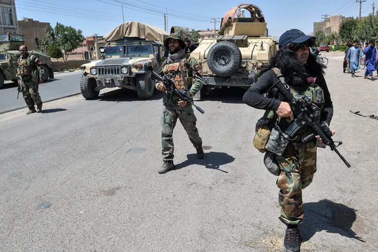 Foto yang diambil pada 1 Agustus 2021, pasukan komando Tentara Nasional Afghanistan berjalan menyusuri jalanan di Distrik Enjil, Provinsi Herat.