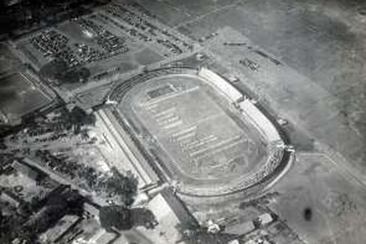 Pemandangan dari udara mengenai peristiwa penting dalam sejarah Indonesia: Pembukaan Pekan Olahraga Nasional di Stadion IKADA pada tanggal 21 Oktober 1951.
