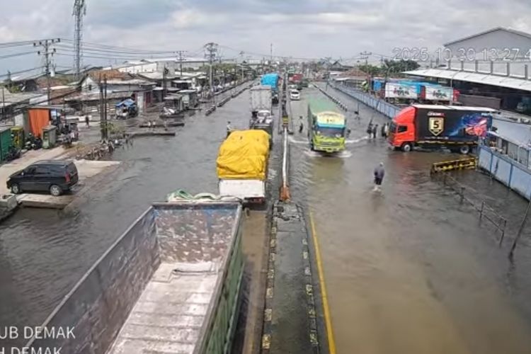 Tangkap layar CCTV Dishub Demak Pantura Sayung, Kabupaten Demak, Jawa Tengah terendam banjir, Kamis (30/10/2025).