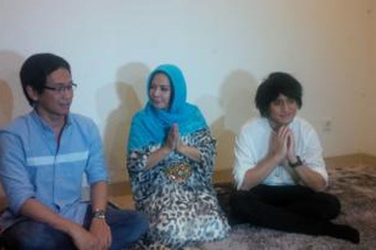 Kevin Aprilio bersama orangtuanya, Addie MS dan Memes, diabadikan di kediaman baru Kevin, di Green Andara Residence, Pondok Labu, Jakarta Selatan, Senin (29/6/2015)