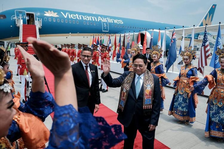 Perdana Menteri Vietnam, Pham Minh Chinh tiba di Bandara Soekarno?Hatta untuk mengikuti rangkaian KTT ASEAN ke-43 di Jakarta. Kedatangan Pham Minh Chinh disambut Tari Geol Manis khas Betawi
