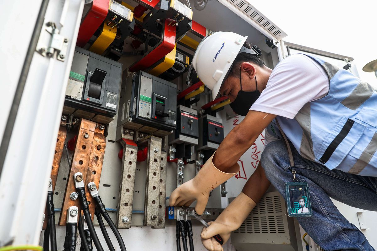 Petugas saat melakukan pemeriksaan gardu distribusi listrik di Tennis Indoor Senayan, Kawasan Gelora Bung Karno, Jakarta, Jumat (19/3/2021). PLN Unit Induk Distribusi Jakarta Raya melakukan energize sambungan listrik sementara 1.000.000 Volt Ampere (VA) untuk Sentra Vaksinasi Bersama di Tennis Indoor Senayan.