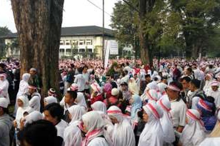 Peserta sholat subuh berjamaah nasional 1212 tengah mengikuti jalan santai di Bandung, Senin (12/12/2016). 