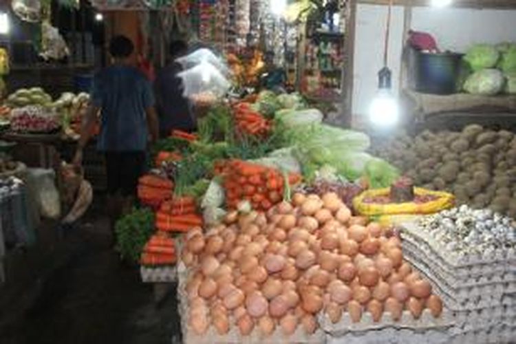 Harga kebutuhan pokok seperti bawang Merah, bawang putih dan Telur mengalami kenaikan di pasar Mardika Ambon, Rabu (10/6/2015). 