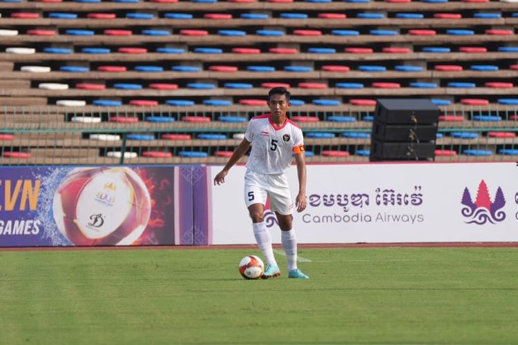 Bek sekaligus kapten timnas U22 Indonesia, Rizky Ridho, tampil dalam laga lanjutan fase grup sepak bola SEA Games 2023 kontra Timor Leste. Laga timnas U22 Indonesia vs Timor Leste berlangsung di Stadion Nasional Olimpiade, Phnom Penh, Kamboja, pada Minggu (7/5/2023) sore WIB. Pada Rabu (10/4/2023), Indonesia akan melawan Kamboja untuk melakoni laga terakhir Grup A sepak bola SEA Games 2023.