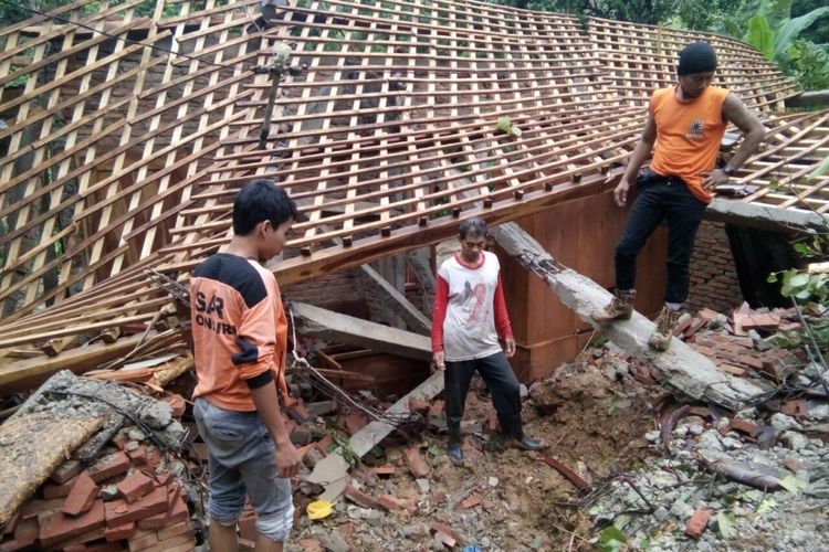 Tim SAR Wonogiri turun ke salah satu rumah warga yang terkena longsor di Kecamatan Tirtomoyo, Kabupaten Wonogiri, Jawa Tengah, Rabu (29/11/2017).