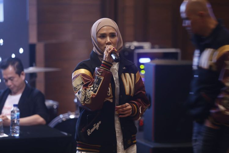 Mulan Jameela ikut meramaikan acara peluncuran aplikasi Dewa 19 Karaoke dan mencoba menyanyikan salah satu lagunya di aplikasi tersebut.