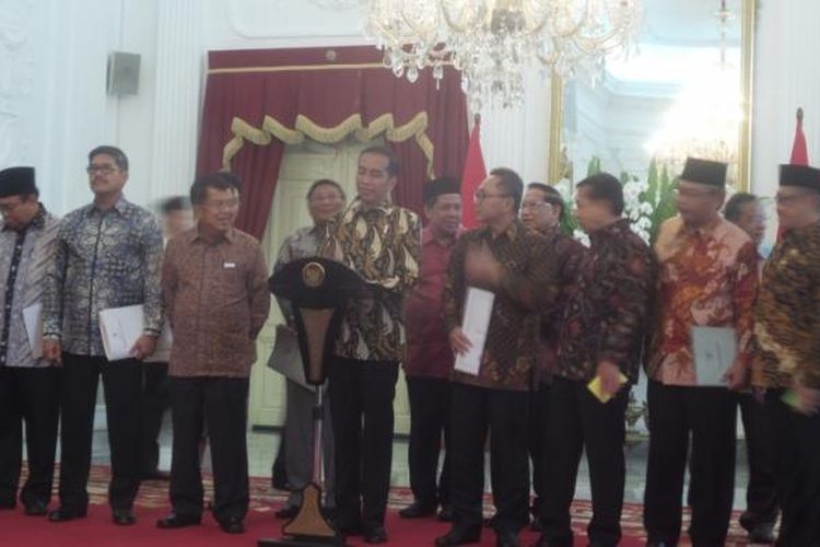 Presiden Joko Widodo menyampaikan keterangan pers setelah berdialog dengan pimpinan lembaga tinggi negara di Istana Merdeka, Jakarta, Selasa (14/3/2017).