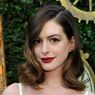Respons Anne Hathaway Usai Penata Rambutnya Curhat Diperlakukan Seperti Pelayan