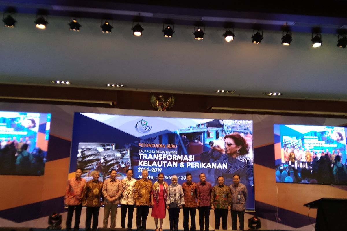 Menteri Kelautan dan Perikanan (KKP) Susi Pudjiastuti berfoto bersama para penjabat eselon I di Gedung Mina Bahari III KKP, Jakarta, Jumat (18/10/2019).