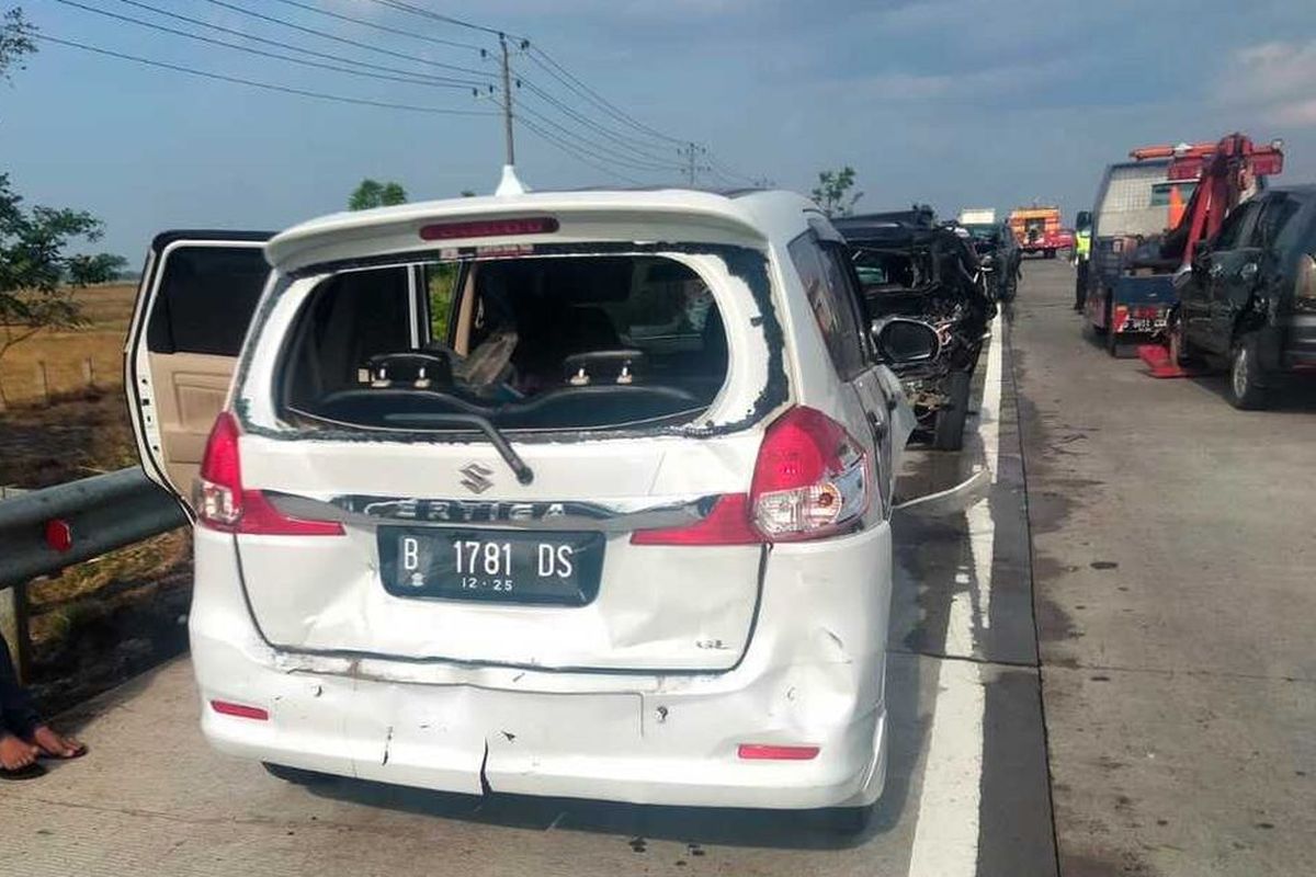 Kondisi kendaraan yang terlibat kecelakaan di jalan tol ruas Pejagan-Pemalang Kilometer 253, Kabupaten Brebes, Jawa Tengah, Minggu (18/9/2022). Dalam kejadian yang dipicu oleh jarak pandang terbatas akibat akivitas pembakaran rumput di pinggir jalan itu, 13 kendaraan terlibat. Sekitar 19 orang luka-luka dan satu orang dilaporkan meninggal dunia.