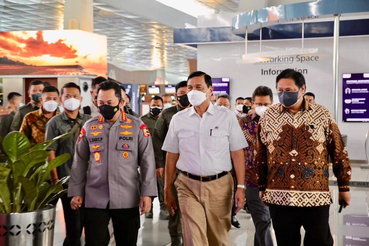 Menteri Koordinator Bidang Kemaritiman dan Investasi Luhut Binsar Pandjaitan didampingi Menko Perekonomian Airlangga Hartarto serta Kapolri Jenderal Listyo Sigit Prabowo dalam peluncuran aplikasi monitoring Presisi di Bandara Internasional Soekarno-Hatta, Cengkareng, Kamis (6/1/2022).