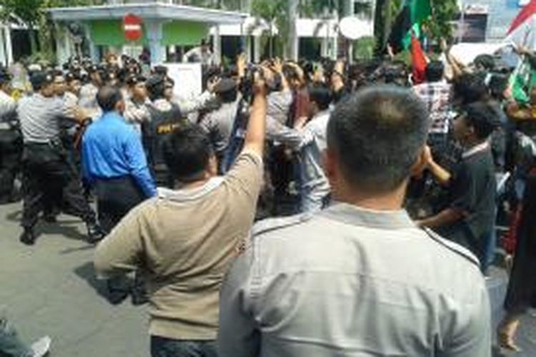Aktifis HMI Cabang Jember, Jawa Timur, terlibat bentrok dengan aparat kepolisian, saat unjuk rasa memperingati hari pendidikan nasional, Jumat (2/5/2014)