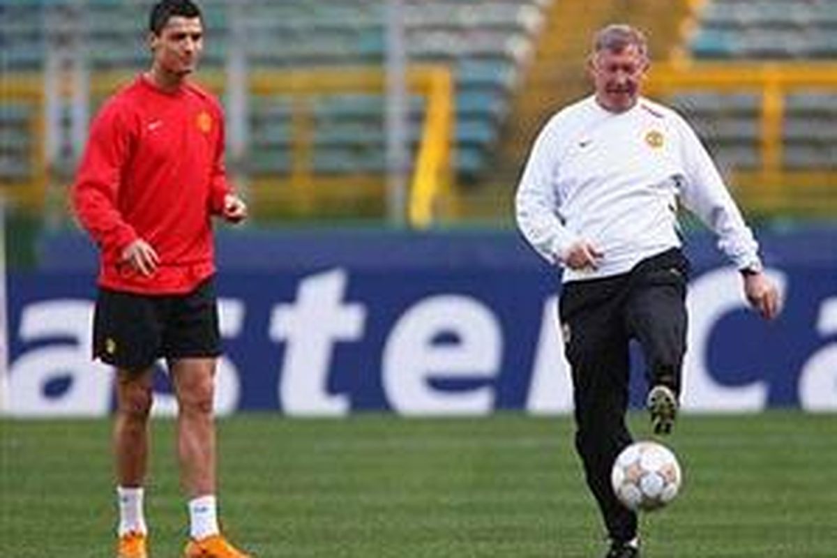 Pelatih Manchester United, Sir Alex Ferguson (kanan) siap memperthankan Cristiano Ronaldo.