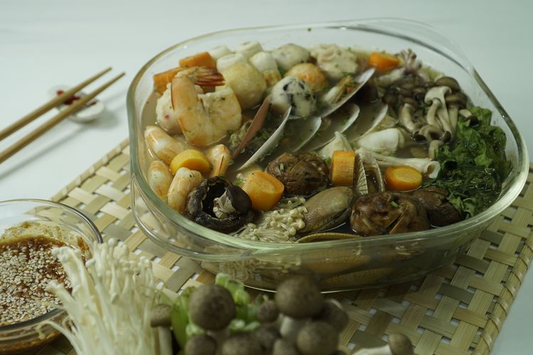 Shabushabu dengan berbagai macam seafood dan sayuran. Resep selengkapnya di instagram @my.foodplace