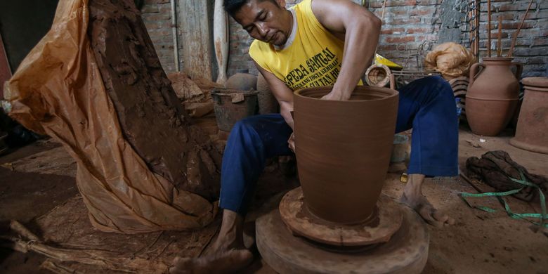 Tahap terakhir dalam pembuatan kerajinan keramik adalah