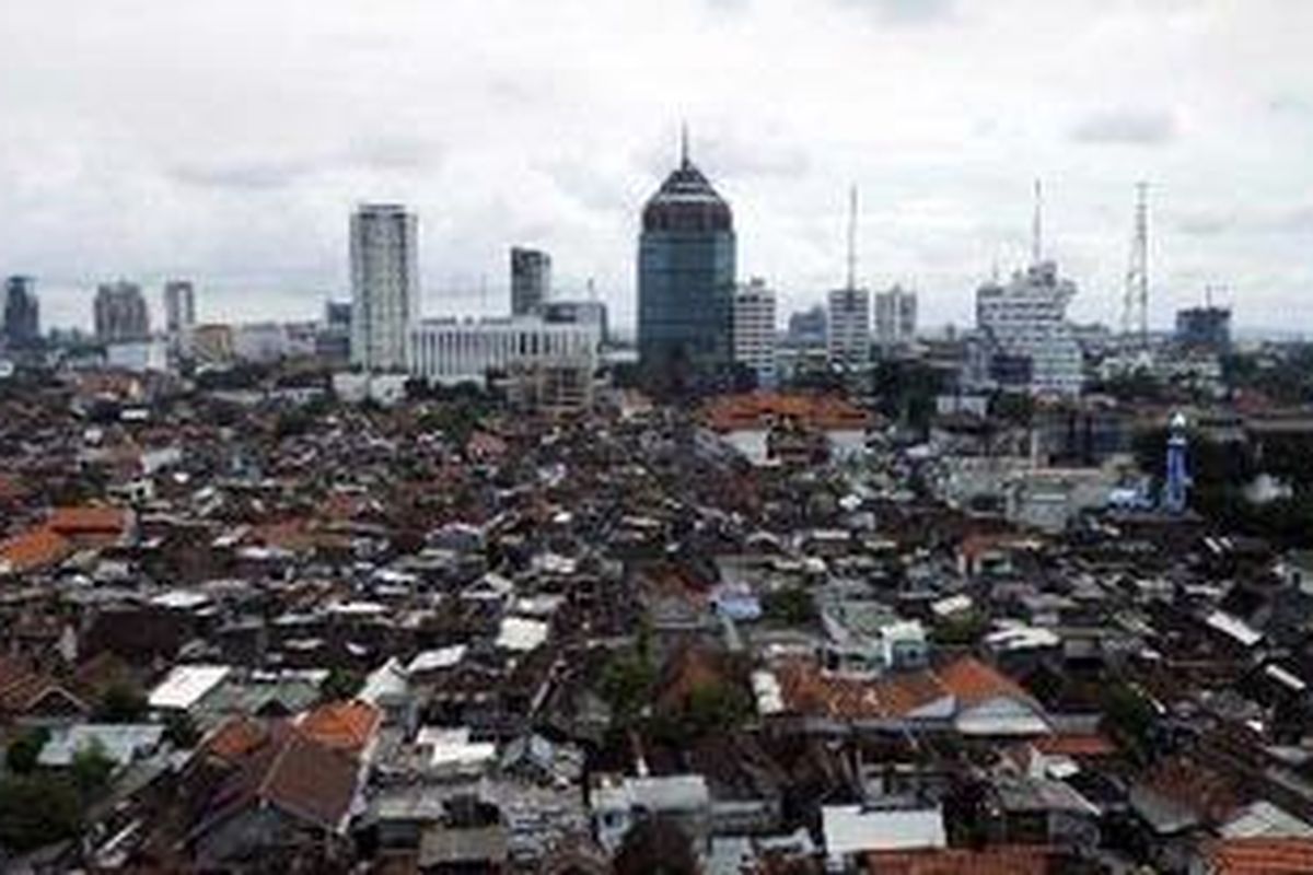 Kepadatan permukiman penduduk berimpitan dengan gedung-gedung perkantoran yang menjulang di kawasan pusat Kota Surabaya, Jumat (19/2/2010).
