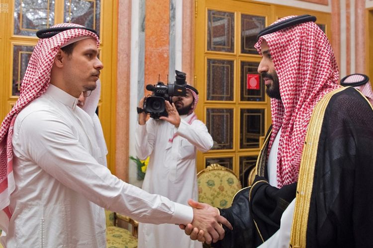 (LUSTRASI) Putra tertua Jamal Khashoggi, Salah (kiri) berjabat tangan dengan Putra Mahkota Arab Saudi Mohammed bin Salman, dalam pertemuan keduanya di Istana Kerajaan Saudi, Riyadh, Selasa (23/10/2018).