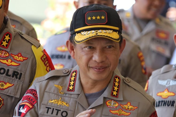 Kapolri Jenderal Tito Karnavian (tengah) berjalan memasuki Rumah Sakit Bhayangkara Polda Jawa Timur, Surabaya, Jawa Timur, Senin (19/8/2019). Kedatangannya untuk menjenguk anggota polisi Aiptu Agus Sumartono yang dirawat di rumah sakit itu akibat diserang seorang pelaku tidak dikenal yang diduga simpatisan ISIS, saat bertugas di Polsek Wonokromo, Surabaya Sabtu (17/8/2019). ANTARA FOTO/Didik Suhartono/ama.