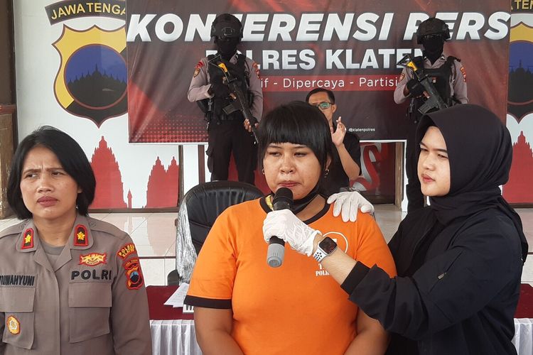 Pelaku penjual bayi perempuan berusia sehari bernama Lestariningsih alias Lia (29) dihadirkan dalam konferensi pers di Mapolres Klaten, Jawa Tengah, Jumat (13/1/2023).