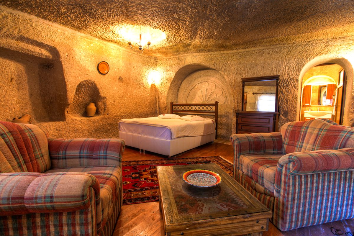 Ilustrasi hotel di dalam gua di Cappadocia, Turki.
