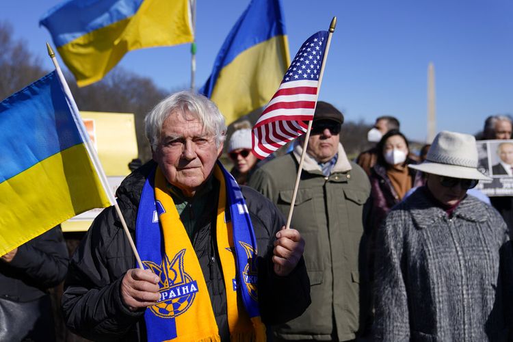 Orang-orang berkumpul untuk berjaga dalam solidaritas dengan Ukraina, Minggu, 20 Februari 2022, di Lincoln Memorial di Washington DC. 