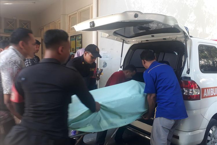 Jenazah peserta Surabaya Marathon 2019, Husnun Nadhor Djuraid, dibawa masuk ke ambulans untuk dipulangkan ke rumah duka di Malang, Jawa Timur, Minggu (4/8/2019).