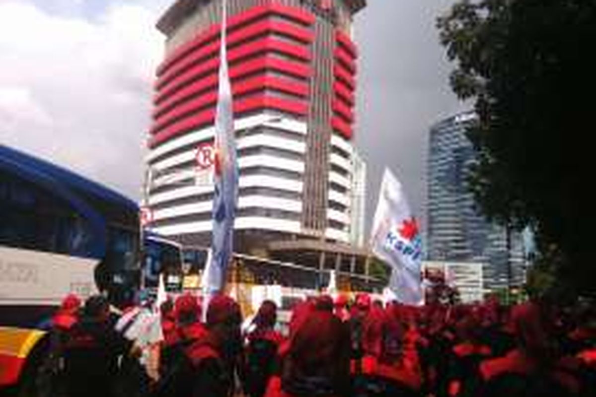 Buruh saat tiba di gedung baru KPK di Kuningan, Jakarta Selatan. Kamis (2/6/2016)