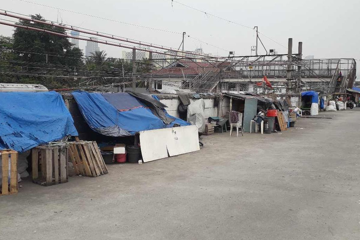 Bangunan liar di Kanal Banjir Barat, Jati Pulo, Jakarta Barat yang selalu berdiri meski berkali-kali digusur.