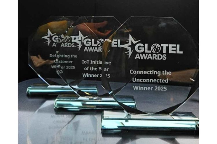 Telkomsel kembali menorehkan prestasi di kancah global dengan meraih tiga penghargaan pada ajang Global Telecoms (Glotel) Awards 2025 yang diselenggarakan di London, Inggris. Telkomsel dinobatkan sebagai pemenang pada tiga kategori utama, yaitu Connecting the Unconnected, IoT Innovation of the Year, dan Delighting the Customer. Pencapaian ini berhasil dipertahankan selama tiga tahun berturut-turut, mencerminkan konsistensi dan komitmen Telkomsel dalam menghadirkan inovasi teknologi yang berkelanjutan dan berdampak nyata, melalui solusi dan inovasi konektivitas, IoT dan AI. 
