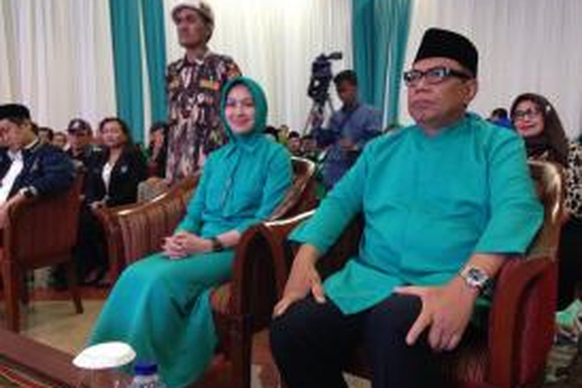 Calon Wali Kota dan Wakil Wali Kota Tangerang Selatan Airin Rachmi Diany dan Benyamin Davnie di acara deklarasi diri mereka untuk maju di pemilihan kepala daerah, Senin (27/7/2015). 