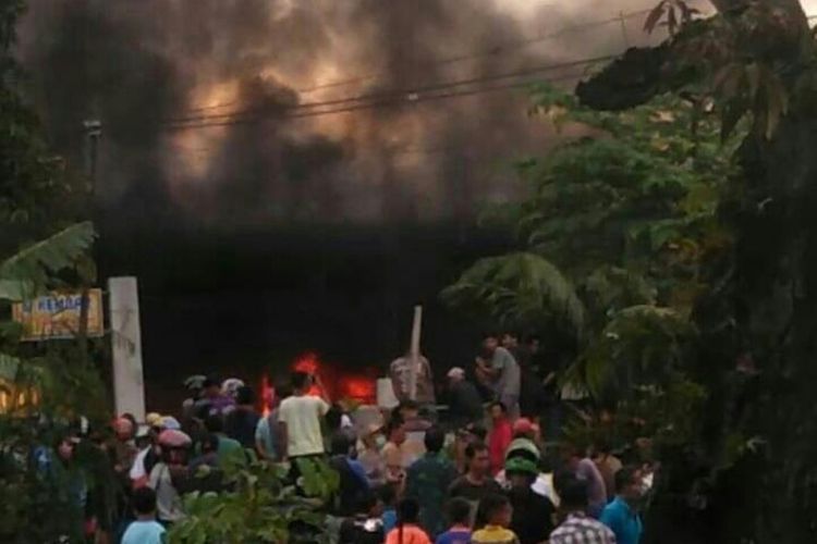 Ratusan warga di Kabupaten Gowa, Sulawesi Selatan merusak hingga membakar rumah bernyanyi yang merupakan lokasi perkelahian maut yang menelan satu korban jiwa. Senin, (30/3/2020).