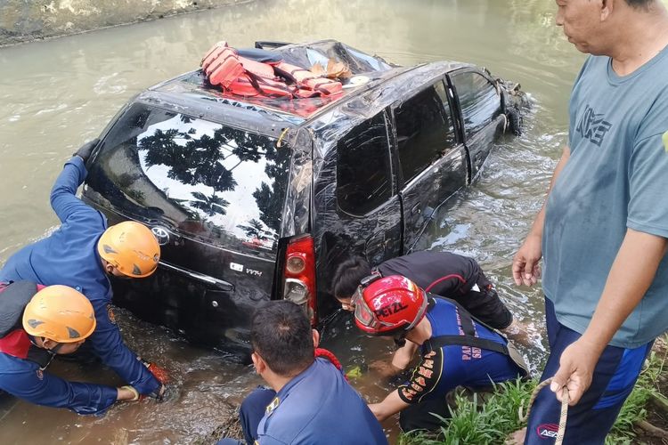 Mobil di Depok Hanyut Saat Banjir, Dievakuasi Damkar 2 Hari Kemudian